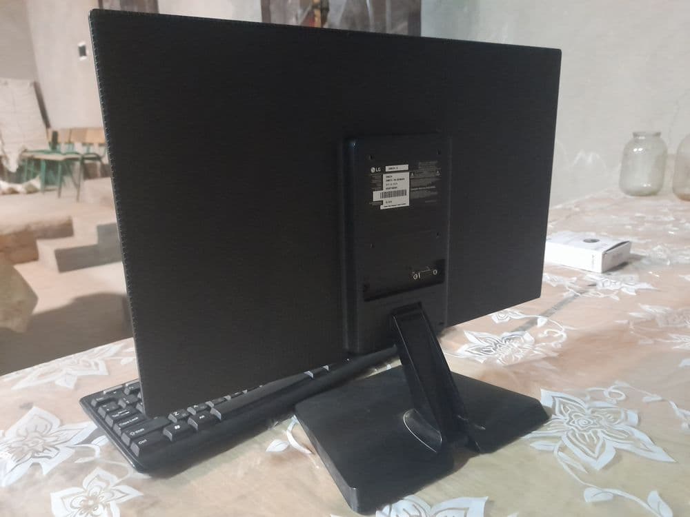 LG 19 manitor sotiladi — 2