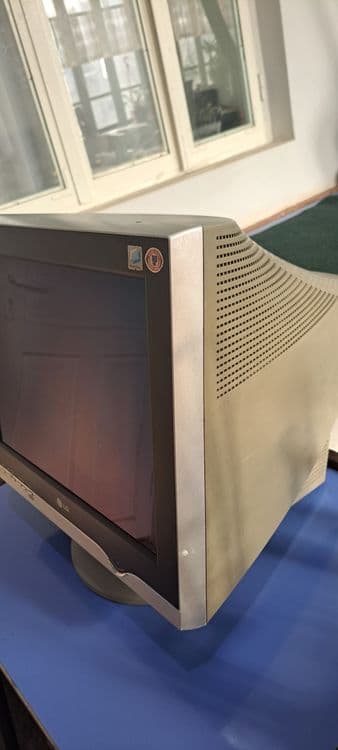 Monitor sotiladi — 2