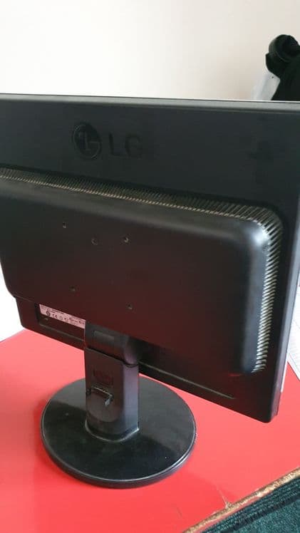 LG monitor na stol — 1