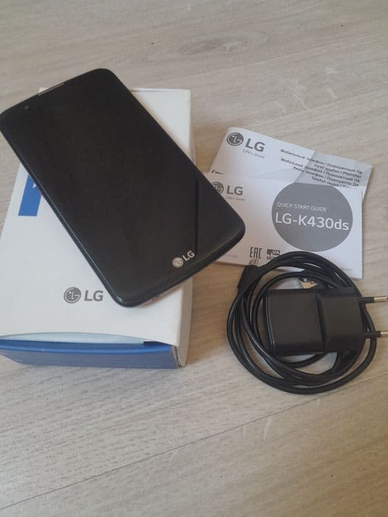Телефон LG K10, LTE, черного цвета, с золотистой крышкой корпуса. — 2