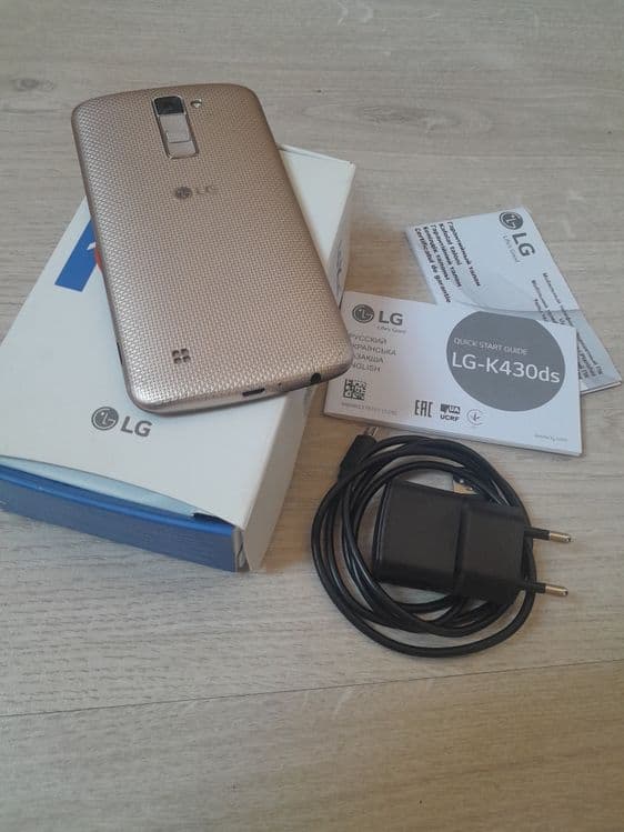 Телефон LG K10, LTE, черного цвета, с золотистой крышкой корпуса. — 3