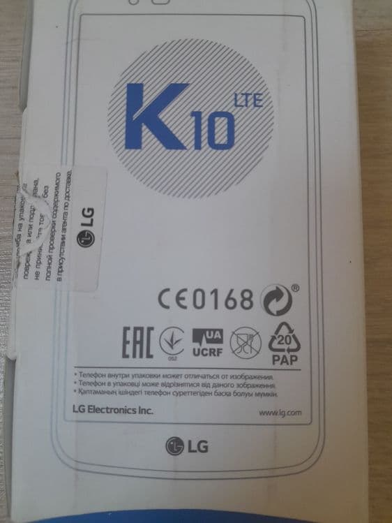 Телефон LG K10, LTE, черного цвета, с золотистой крышкой корпуса. — 8