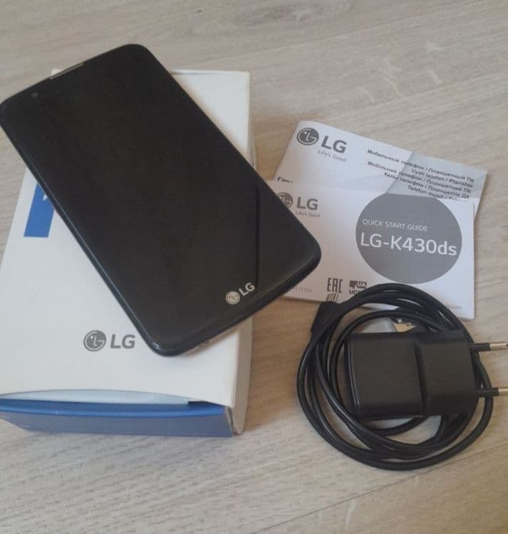 Телефон LG K10, LTE, черного цвета, с золотистой крышкой корпуса. — 2