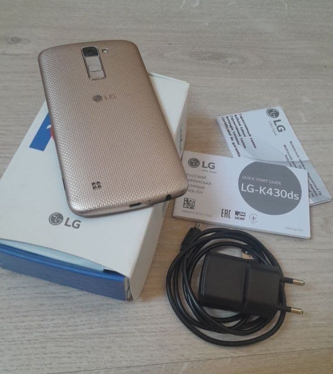 Телефон LG K10, LTE, черного цвета, с золотистой крышкой корпуса. — 3
