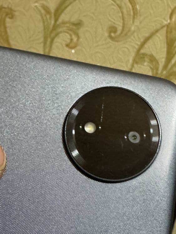 Redmi pad se 8.7. 4/128. Aybi yoq. 2 ta joyida qirilgan joyi bor — 4