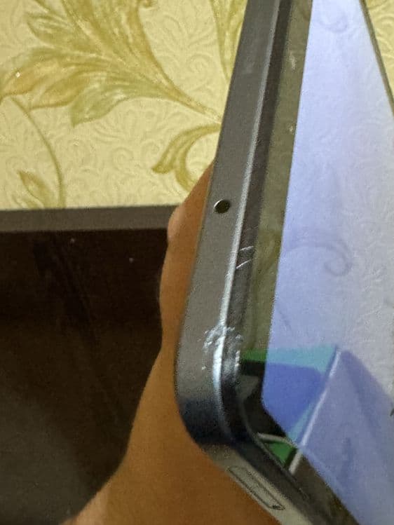 Redmi pad se 8.7. 4/128. Aybi yoq. 2 ta joyida qirilgan joyi bor — 5