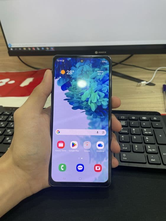 Samsung S20 FE  6/128 — 1