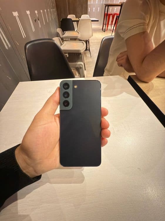 Samsung Galaxy S22 — 2