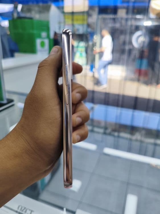 Samsung Galaxy S22 5G — 4