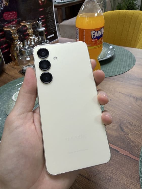 Samsung galaxy S24 — 2