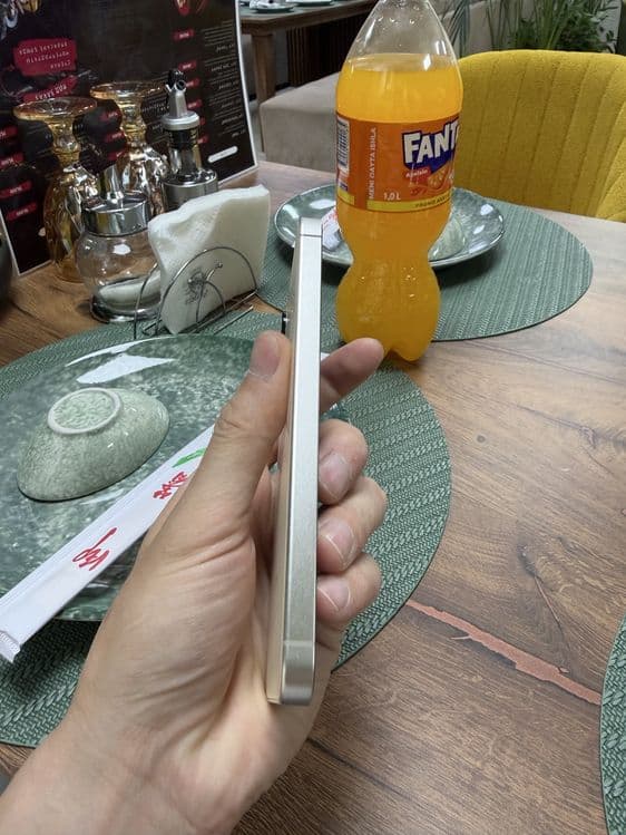 Samsung galaxy S24 — 6