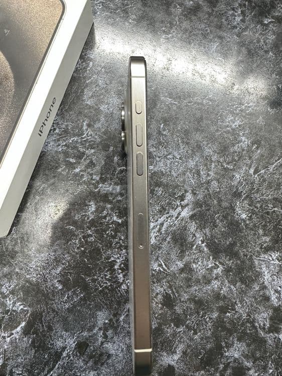 Iphone 15 pro idyal sastayana — 2