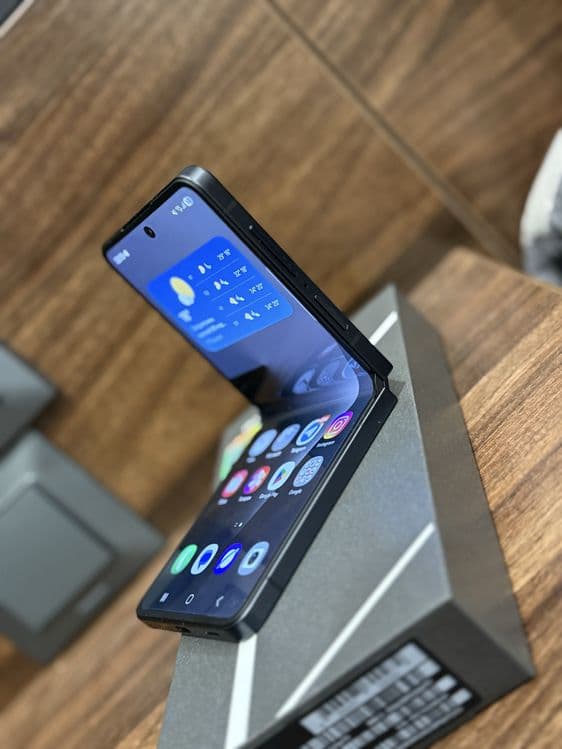 Samsung Galaxy Z Flip 7 12/256 ГБ, черный — 2