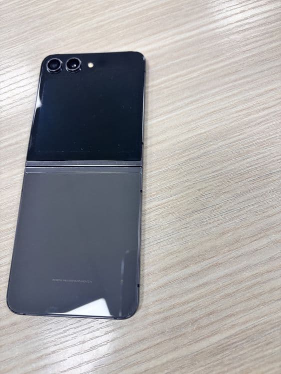 Samsung galaxy flip 5 — 3