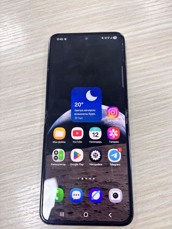 Samsung galaxy flip 5 — 4