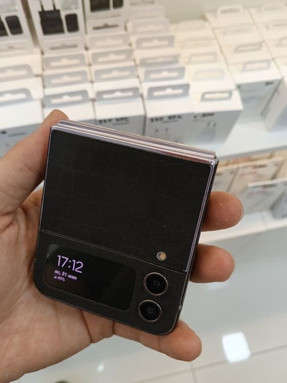 Samsung Galaxy Z Flip 4 — 1