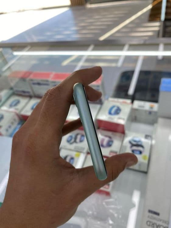 iPhone 11 telefoni sotiladi — 1