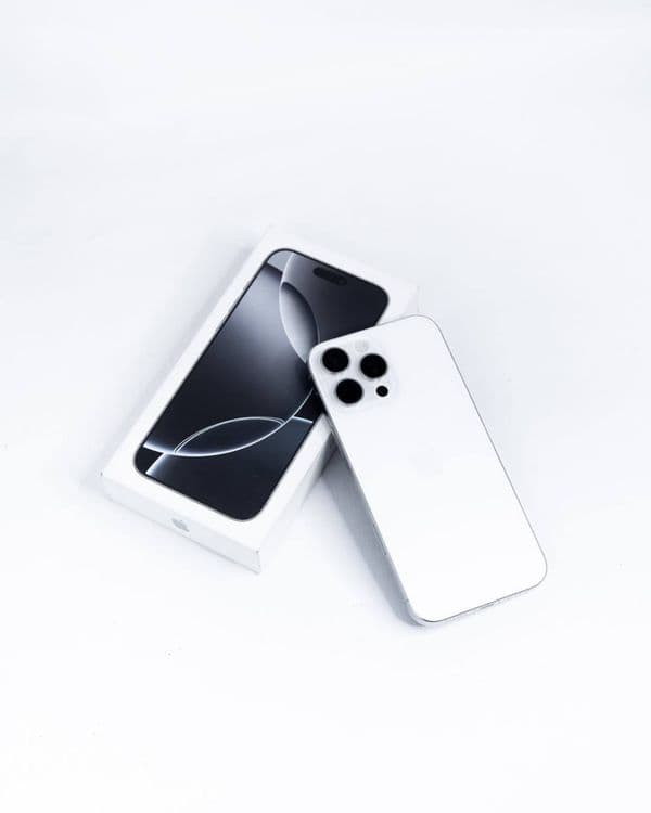 Iphone 16 Pro Max white Mat — 1