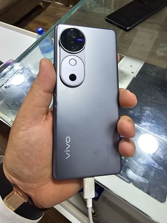 Vivo v 40.  256gb — 3