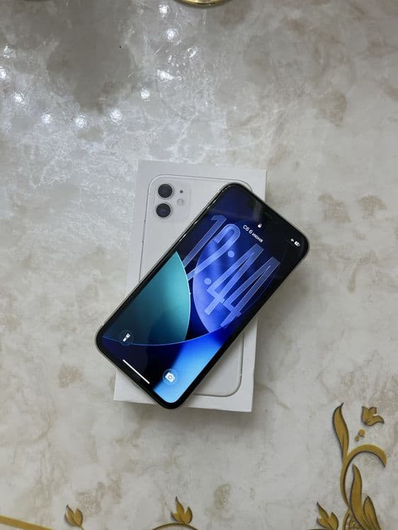 iPhone 11  64 GB — 2