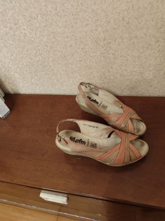 Женские босоножки. — 1