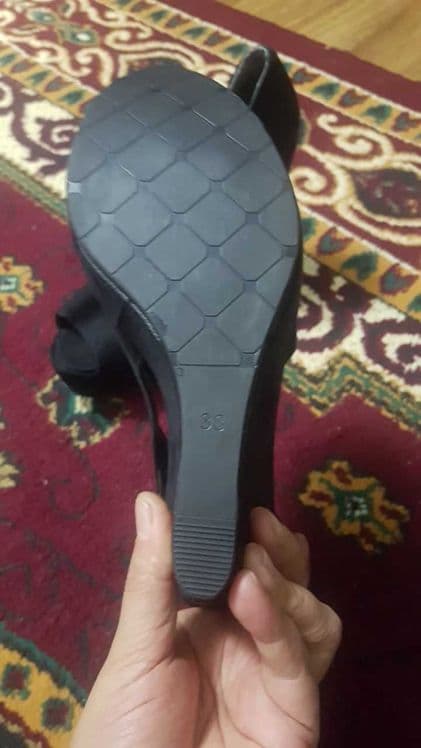 Ayollar oyoq kiymi sotiladi — 3