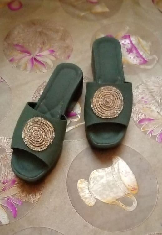 Tapochka sotiladi. oʻlchami: 39. — 1