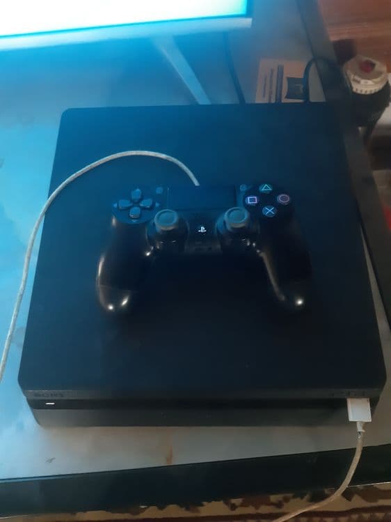В хорошем состоянии Ps4 slim 2tb  ver9.00 goldhen — 1