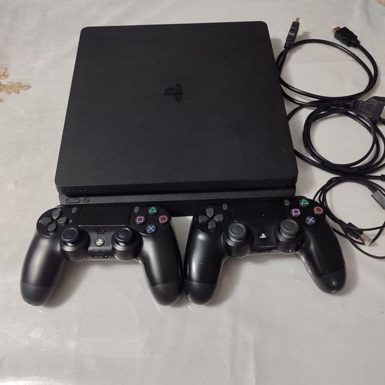 Playstation 4 slim — 1