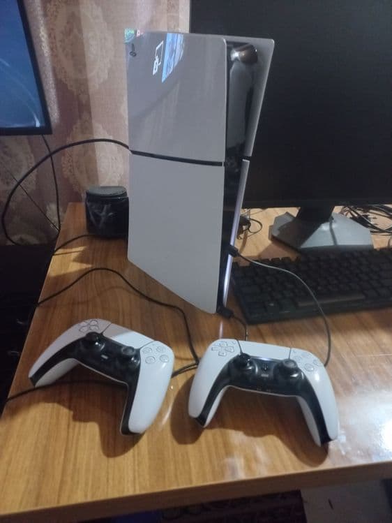 PS5 slim karobka bor ideal holati 2 ta original djoystik o'yinlar bor. — 3