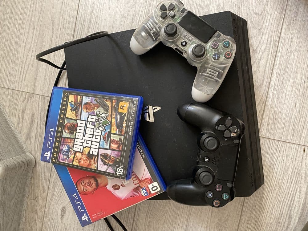 Play station 4 pro sotiladi — 2
