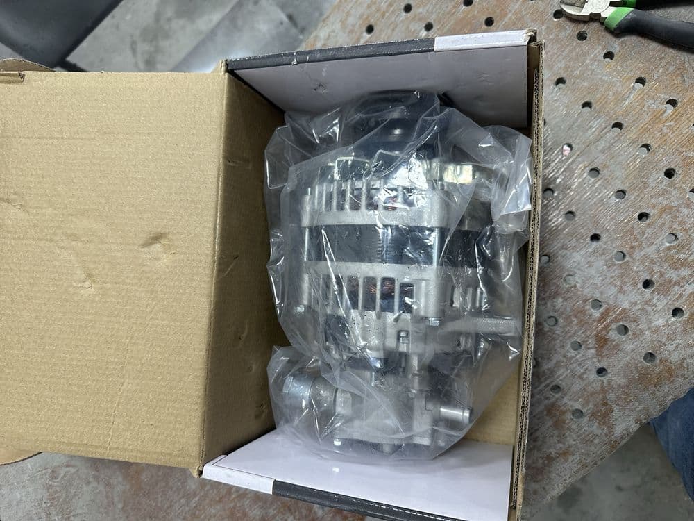 Isuzu Generatr sotilani holati yengi 24 w — 2