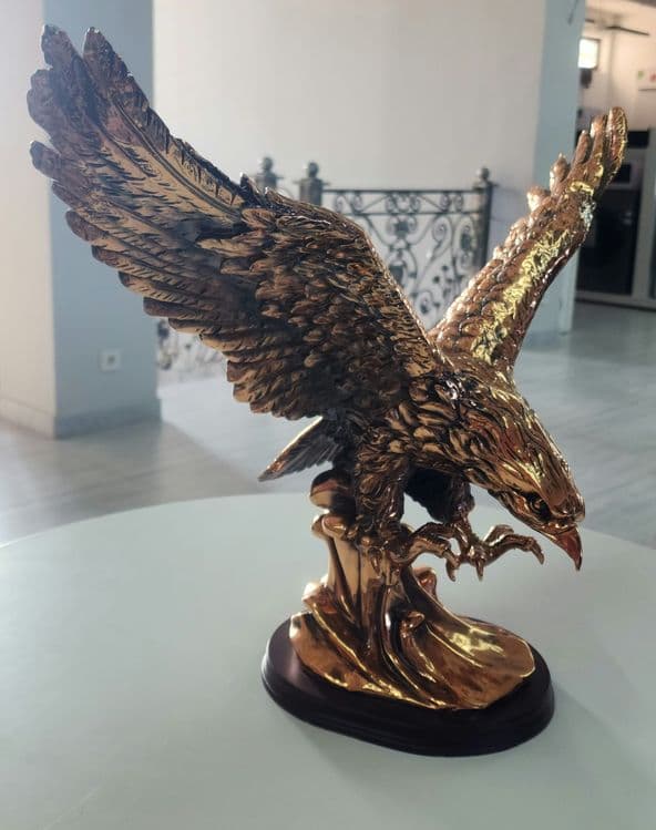 Statuetka burgut sotiladi 220$ — 2