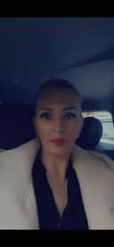 Инструктор по вождению женщина.