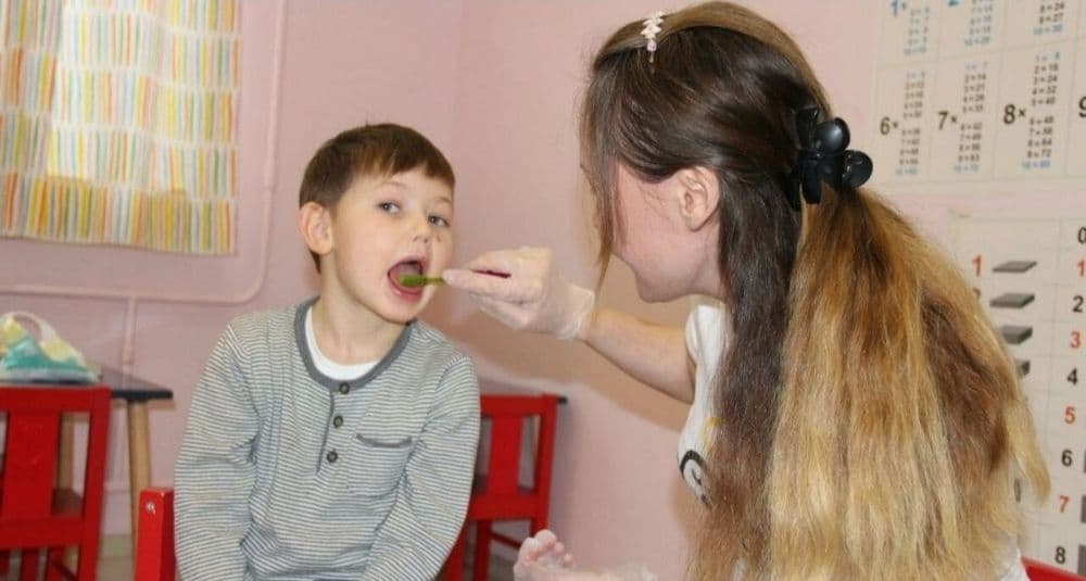 Логопед / дефектолог / эксперт по речи. — 1