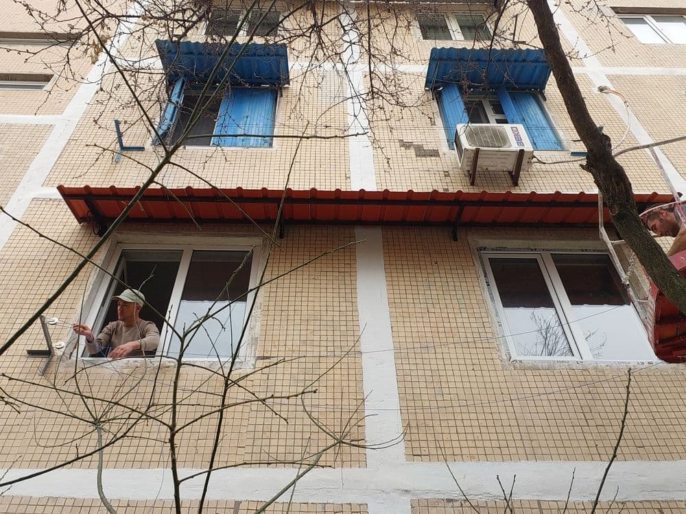 Установка над окнами козырьков делаем на заказ быстро и качественно — 6