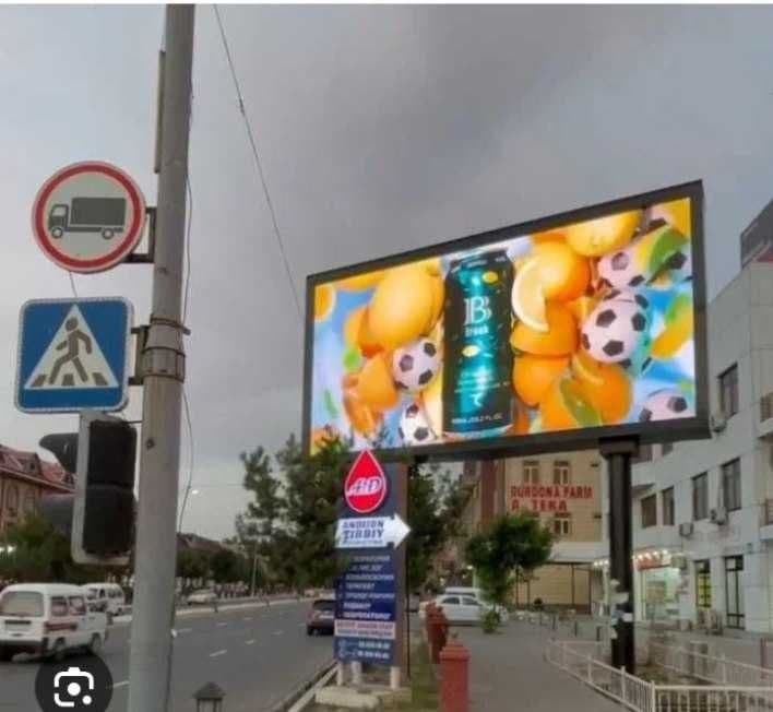 Namanganda led ekranlarda reklama/ Наманганда маниторлардаги реклама. — 2