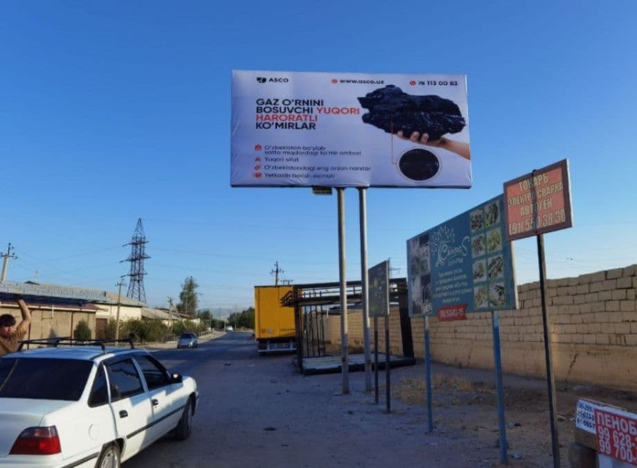 Bilbordlardagi reklamalar Samarqandda/ Самарқандда банерларда реклама. — 2