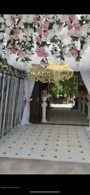 Onajon Tue tadbir uchun sahna va darvoza bezaklari