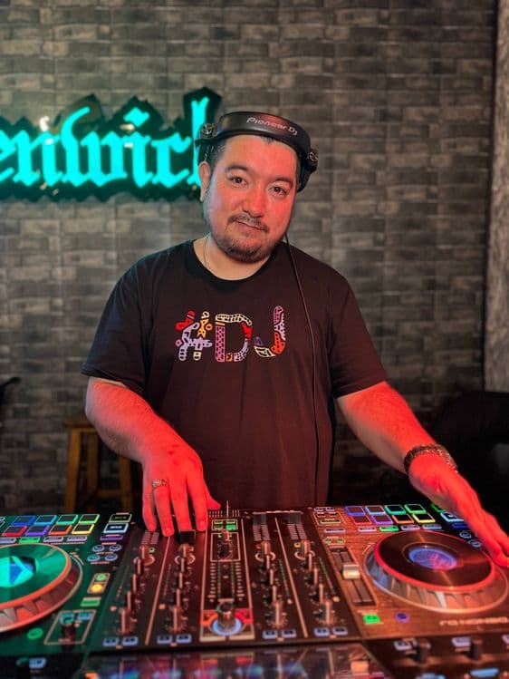 Виктор - Профессиональный Open-Format DJ (Мультиформатный Диджей) — 1