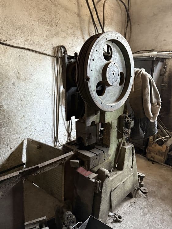 Продается прессы 63,40,16тонн, сверлильный, точилка — 3