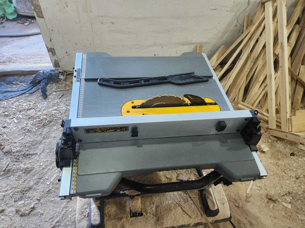 Stanok Pila Dewalt — 4