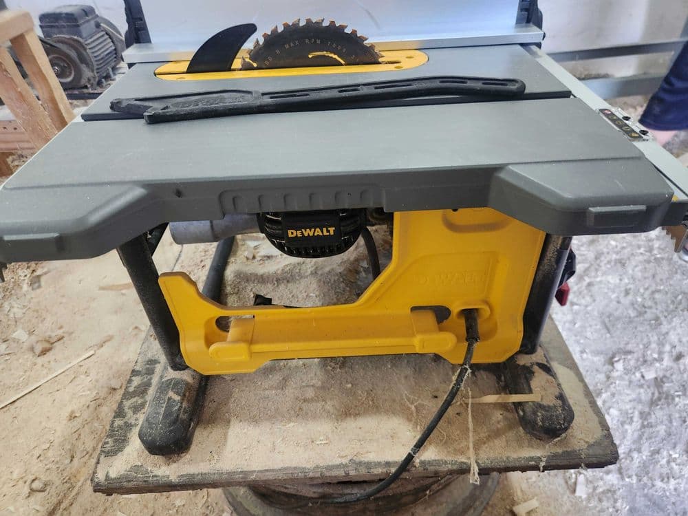 Stanok Pila Dewalt — 5
