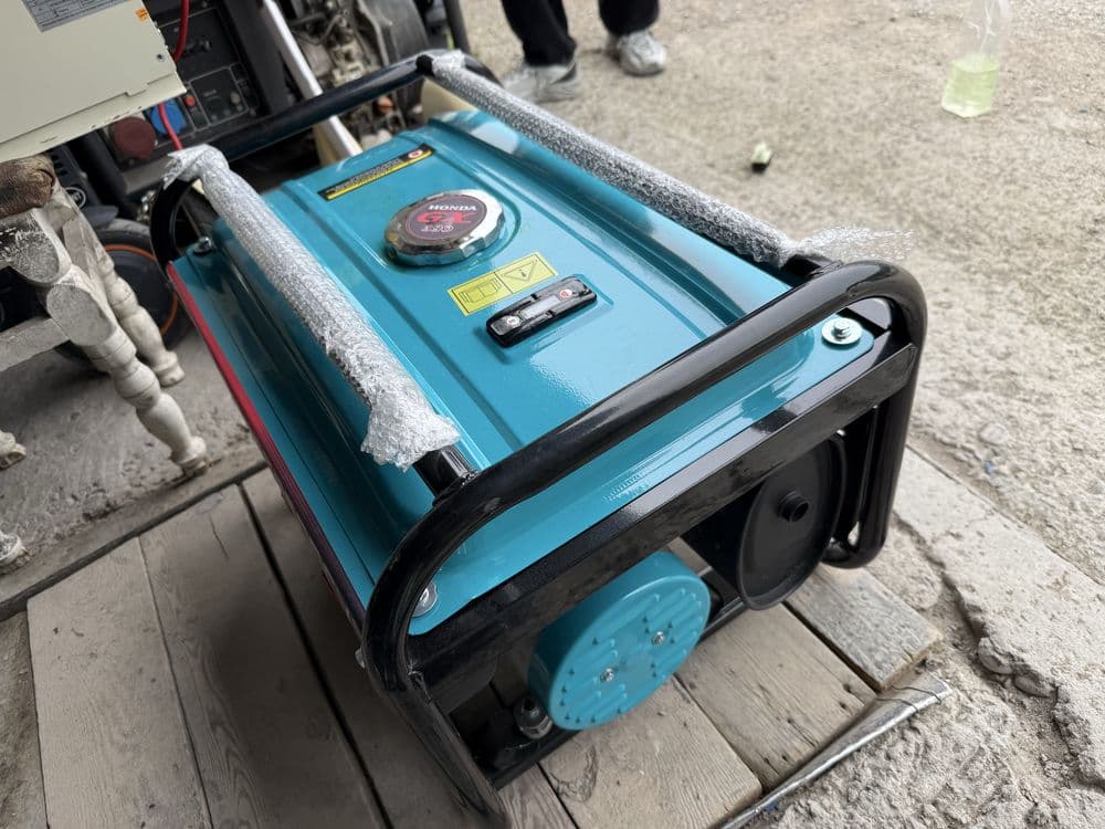 * генератор - движок бензиновый 7.5 kw привезен из России новый — 3