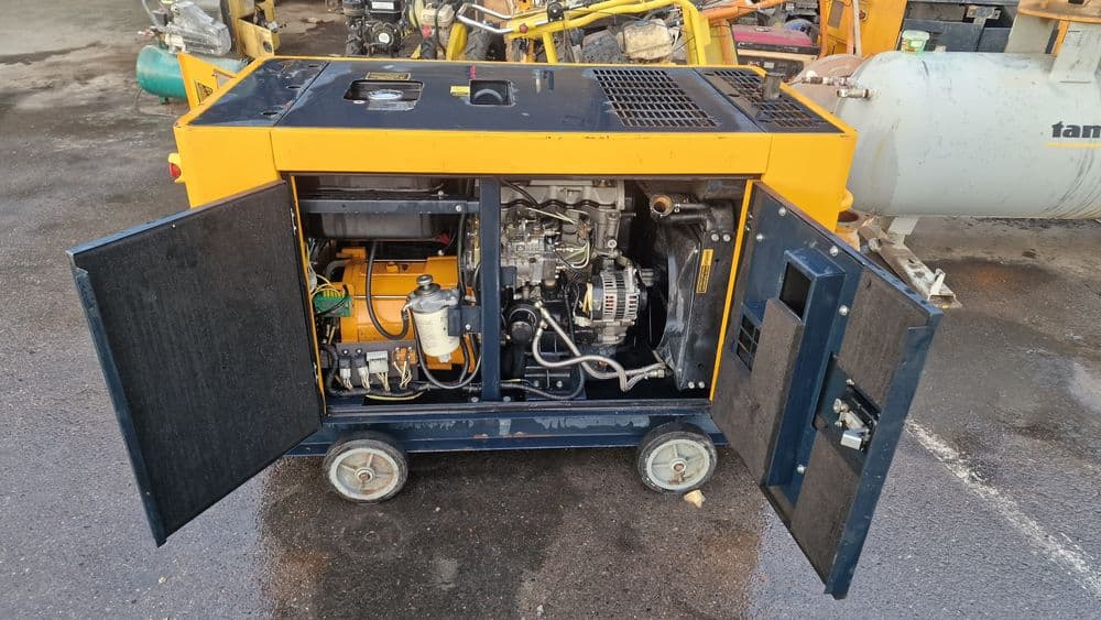 KIPOR generator  KDE 19STA — 3