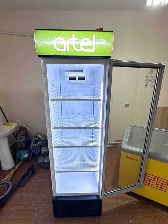 Витринный холодильник Artel — 1
