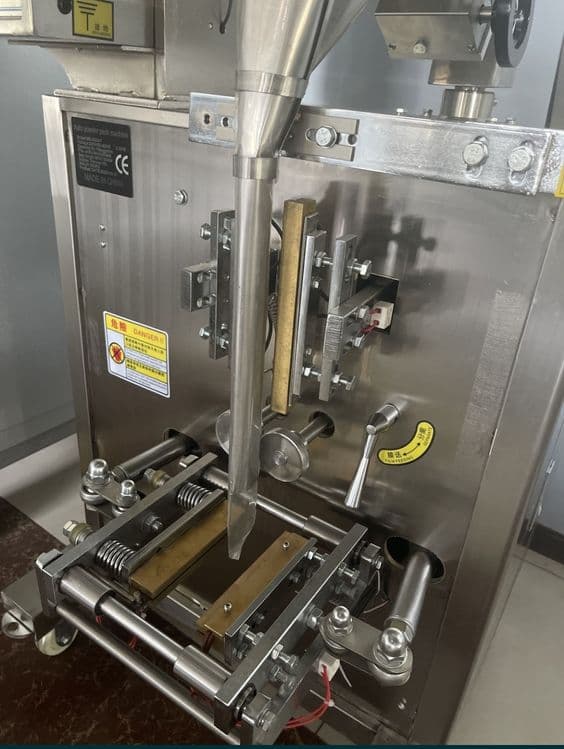 Vertikal avtomat qadoqlash uskunasi 100gr upakopka aparat suv upakobka — 4