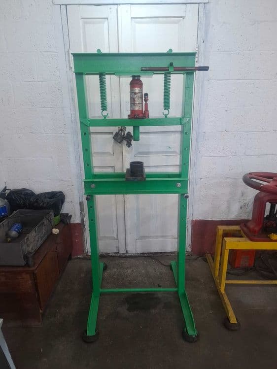 Avto servis uchun press va verstak