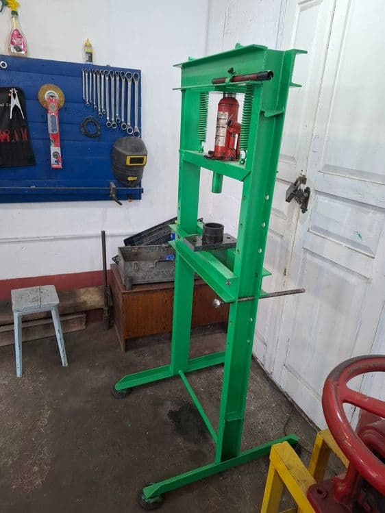 Avto servis uchun press va verstak — 2