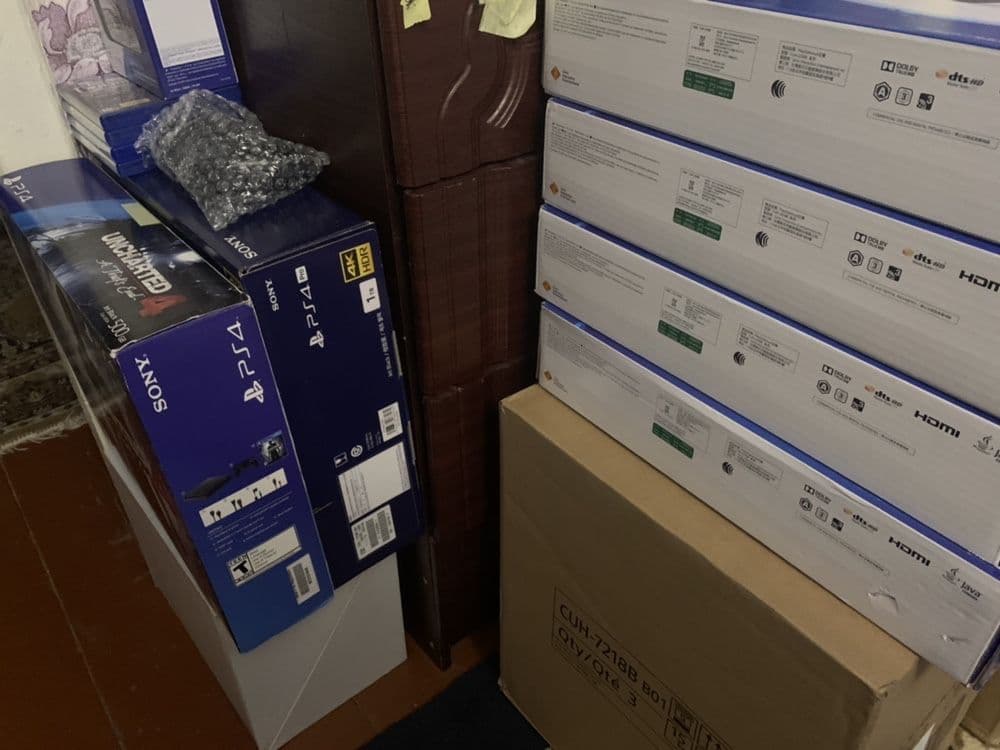 Продам playstation4 slim 1TB 2джестик и игры на борту как на фото — 4
